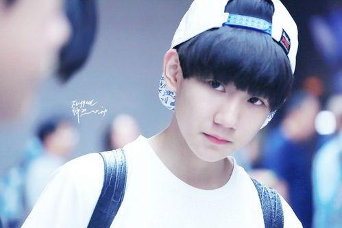 王源姑姑吃瓜蛋糕视频,甜蜜瞬间引发网友热议