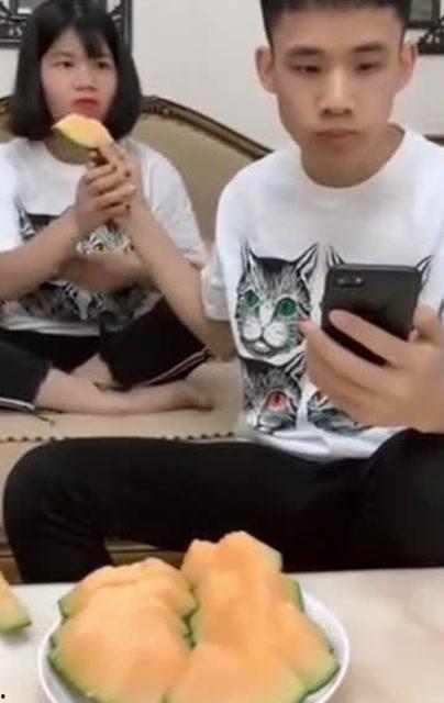 没牙吃瓜搞笑视频,带你领略欢乐时光