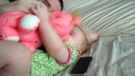 萌娃翘二郎腿吃瓜视频