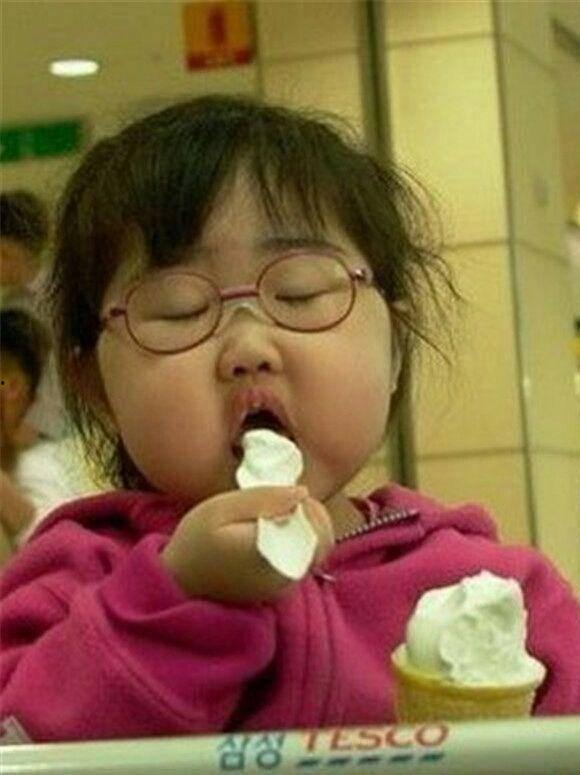 四个人吃瓜的搞笑视频,一场爆笑吃瓜盛宴