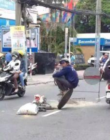 大爷坐在车上吃瓜搞笑视频,搞笑瞬间引网友热议